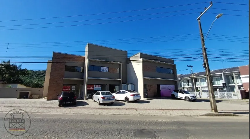 Loja térrea com vitrine, localizada em uma rua movimentada com boa circulação de veículos e cercada por diversos estabelecimentos comerciais. - foto 1