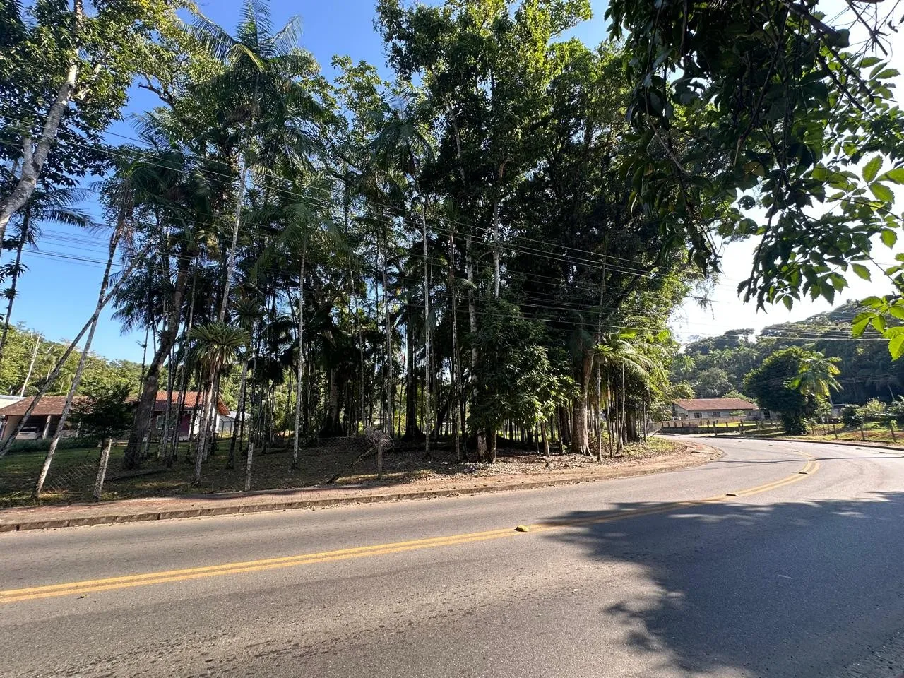 Terreno plano disponível para venda no Badenfurt, um dos bairros mais estratégicos de Blumenau. O terreno possui 2.000,00 m — foto 2