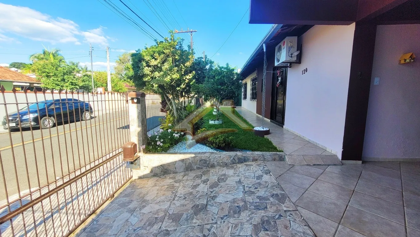 Procurando um lar para acomodar toda a família? Venha conhecer esta linda casa, com 02 moradias semimobiliadas! — foto 2