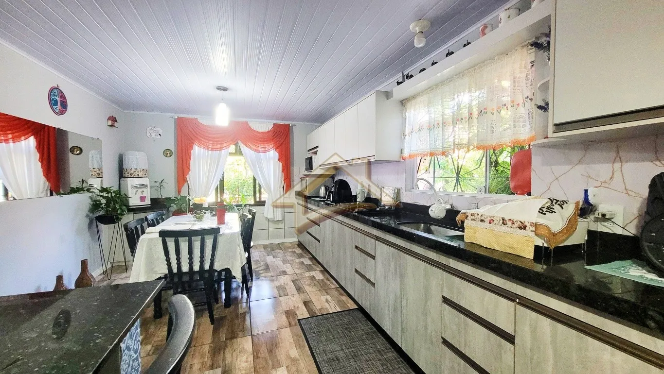 Procurando um lar para acomodar toda a família? Venha conhecer esta linda casa, com 02 moradias semimobiliadas! — foto 3