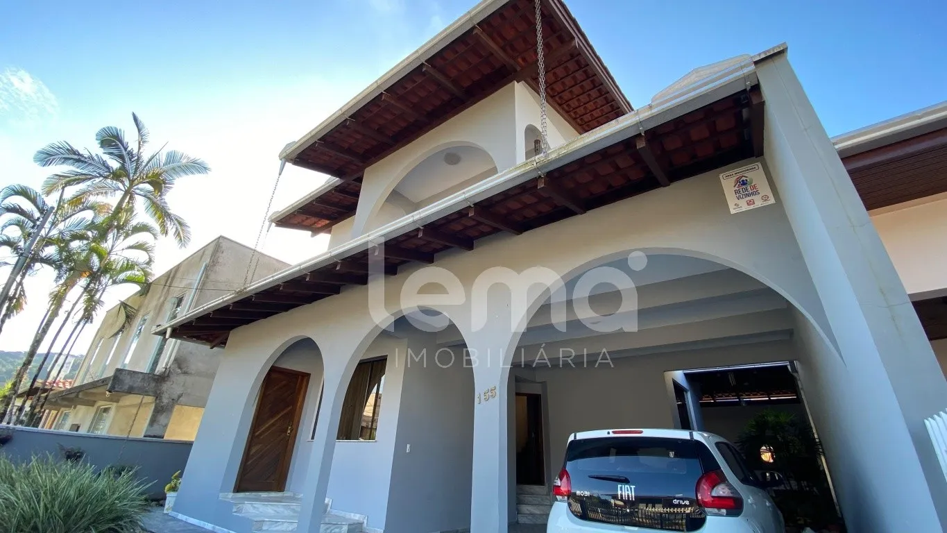 Casa com 4 dormitórios, sendo 1 suíte, no bairro Garcia em Blumenau. - foto 1