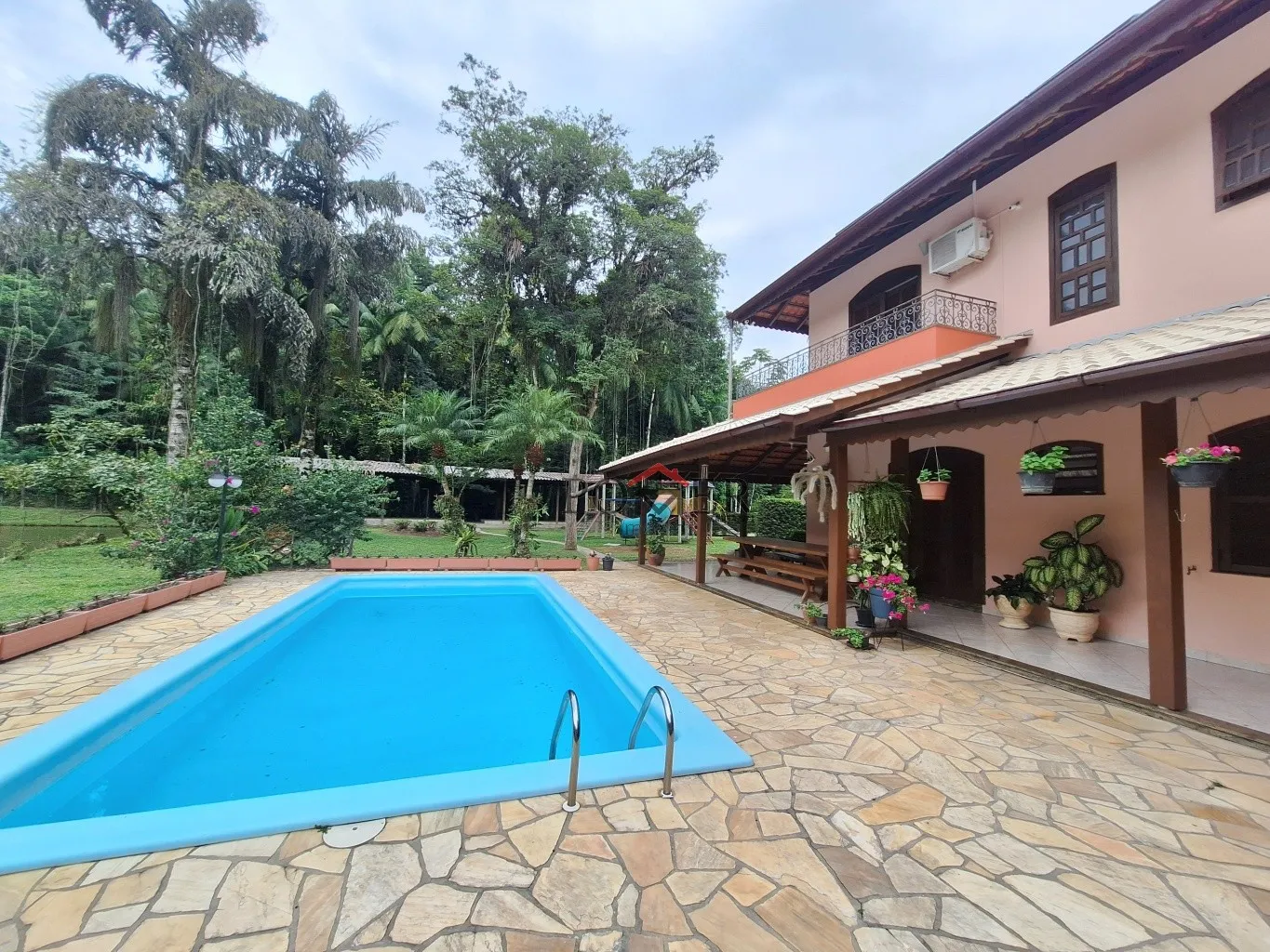 Belissima Casa com piscina na Itoupava Central, Blumenau, 425,34m de área construída, em amplo terreno plano de 11.239,00m. — foto 3