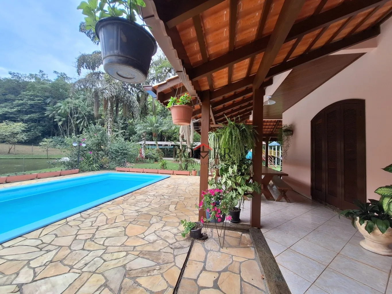 Belissima Casa com piscina na Itoupava Central, Blumenau, 425,34m de área construída, em amplo terreno plano de 11.239,00m. — foto 4
