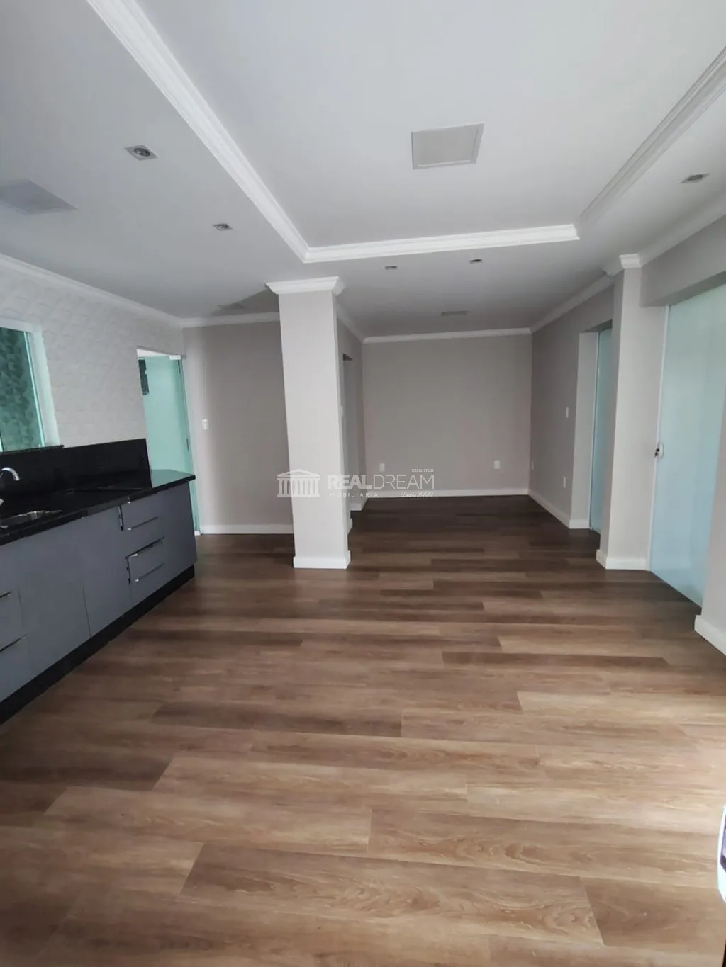 Apartamento com 2 dormitórios,sendo 1 com ar condicionado e ventilador de teto.sala ampla com ventilador e ar condicionado.Banheiro com balcão e box blindex.cozinha com bancada em mármore e fogão cooktop. Ótima Localização :Próximo Angeloni,Villa Germania — foto 2