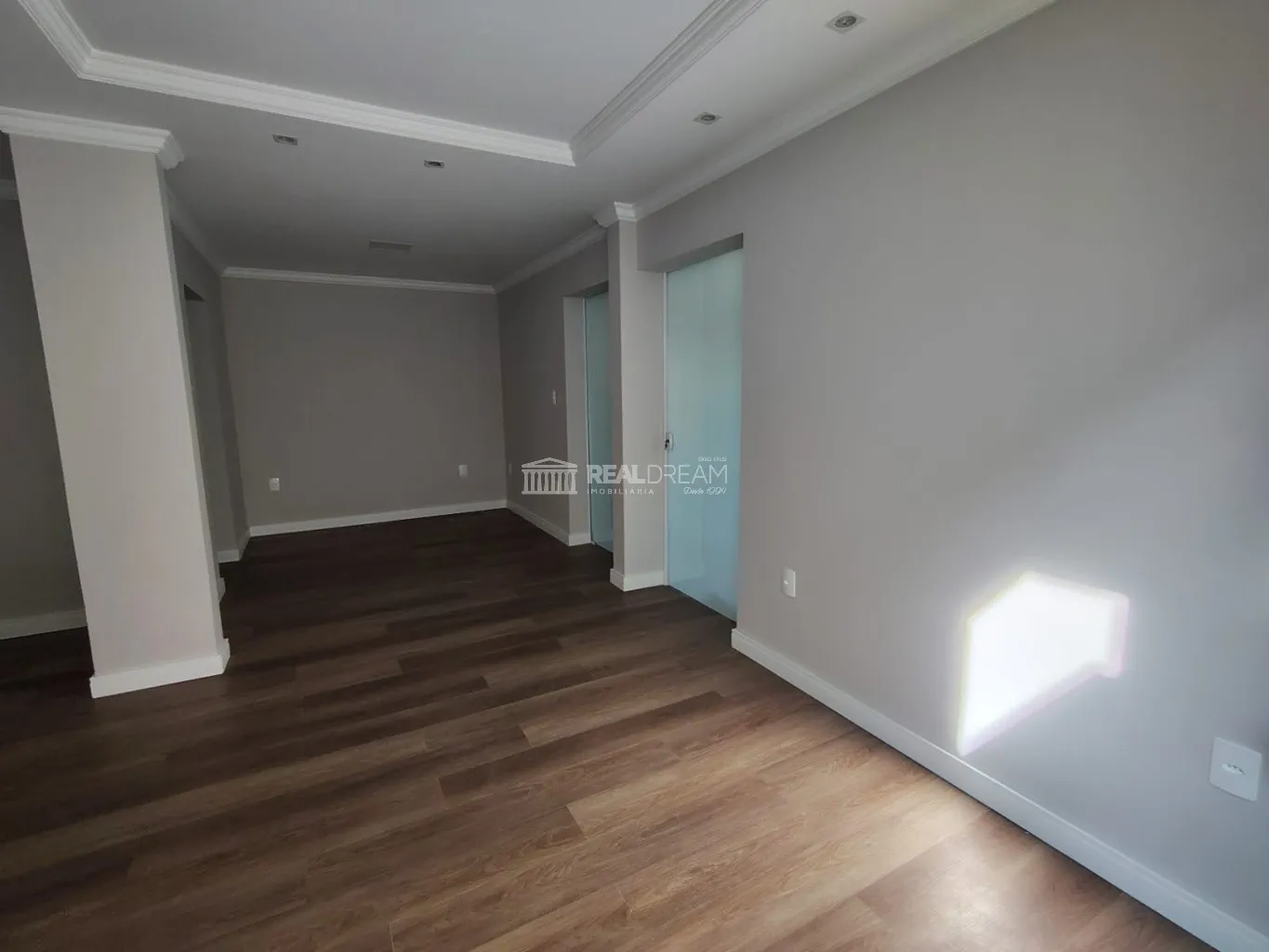 Apartamento com 2 dormitórios,sendo 1 com ar condicionado e ventilador de teto.sala ampla com ventilador e ar condicionado.Banheiro com balcão e box blindex.cozinha com bancada em mármore e fogão cooktop. Ótima Localização :Próximo Angeloni,Villa Germania — foto 3