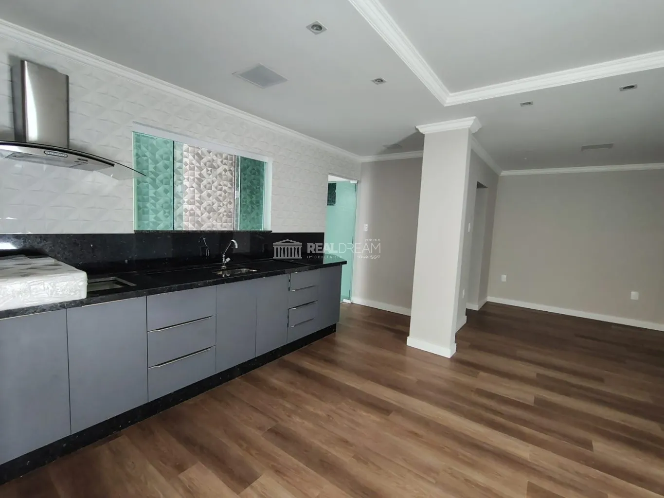 Apartamento com 2 dormitórios,sendo 1 com ar condicionado e ventilador de teto.sala ampla com ventilador e ar condicionado.Banheiro com balcão e box blindex.cozinha com bancada em mármore e fogão cooktop. Ótima Localização :Próximo Angeloni,Villa Germania — foto 4
