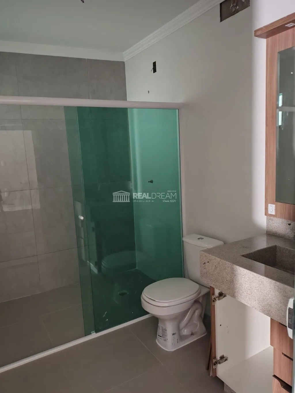 Apartamento com 2 dormitórios,sendo 1 com ar condicionado e ventilador de teto.sala ampla com ventilador e ar condicionado.Banheiro com balcão e box blindex.cozinha com bancada em mármore e fogão cooktop. Ótima Localização :Próximo Angeloni,Villa Germania — foto 5