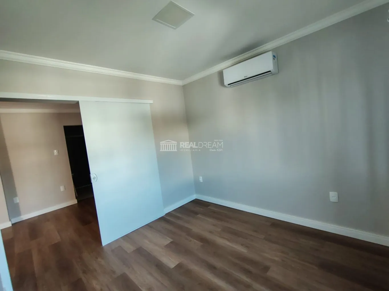 Apartamento com 2 dormitórios,sendo 1 com ar condicionado e ventilador de teto.sala ampla com ventilador e ar condicionado.Banheiro com balcão e box blindex.cozinha com bancada em mármore e fogão cooktop. Ótima Localização :Próximo Angeloni,Villa Germania — foto 6