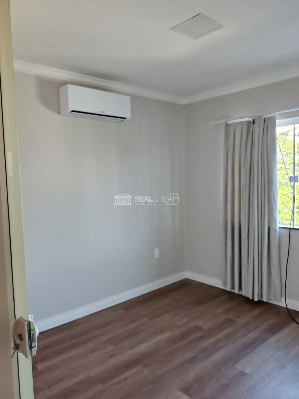 Apartamento com 2 dormitórios,sendo 1 com ar condicionado e ventilador de teto.sala ampla com ventilador e ar condicionado.Banheiro com balcão e box blindex.cozinha com bancada em mármore e fogão cooktop. Ótima Localização :Próximo Angeloni,Villa Germania — foto 7