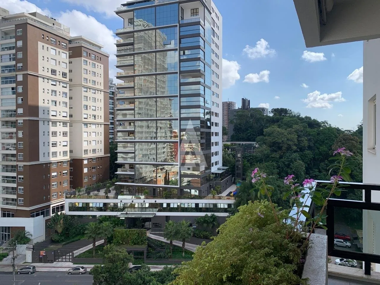 Apartamento com 1 suíte(s) mais 3 quarto(s) à venda no bairro ATIRADORES em JOINVILLE, por R$ 920.000.00. — foto 3