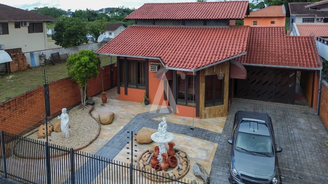 Casa com 1 suíte(s) mais 3 quarto(s) à venda no bairro Bucarein em Joinville, por R$ 1.350.000.00. - foto 1