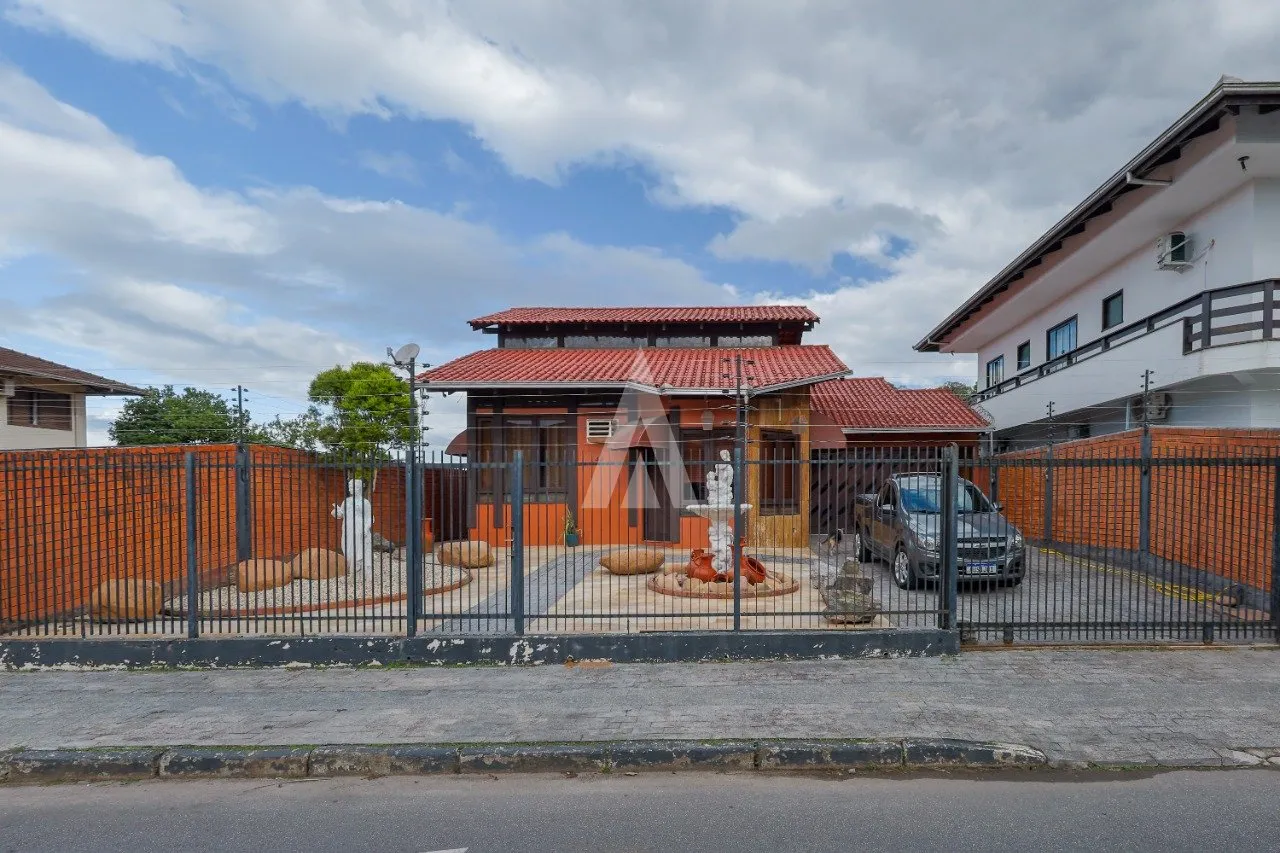 Casa com 1 suíte(s) mais 3 quarto(s) à venda no bairro Bucarein em Joinville, por R$ 1.350.000.00. — foto 2
