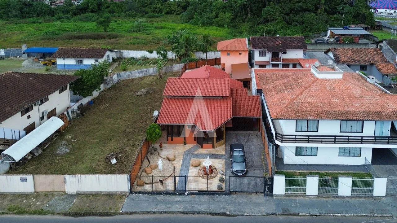 Casa com 1 suíte(s) mais 3 quarto(s) à venda no bairro Bucarein em Joinville, por R$ 1.350.000.00. — foto 3