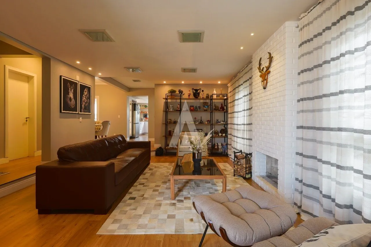 Casa à venda com 3 quartos, 3 vagas, 352m² na região do bairro Saguaçú, próximo à Rua Aracaju, Joinville — foto 2