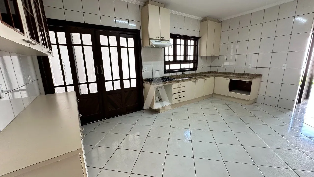Casa averbada com 1 suíte(s) mais 2 quarto(s) à venda no bairro Boehmerwald em Joinville, por R$ 690.000.00. — foto 4