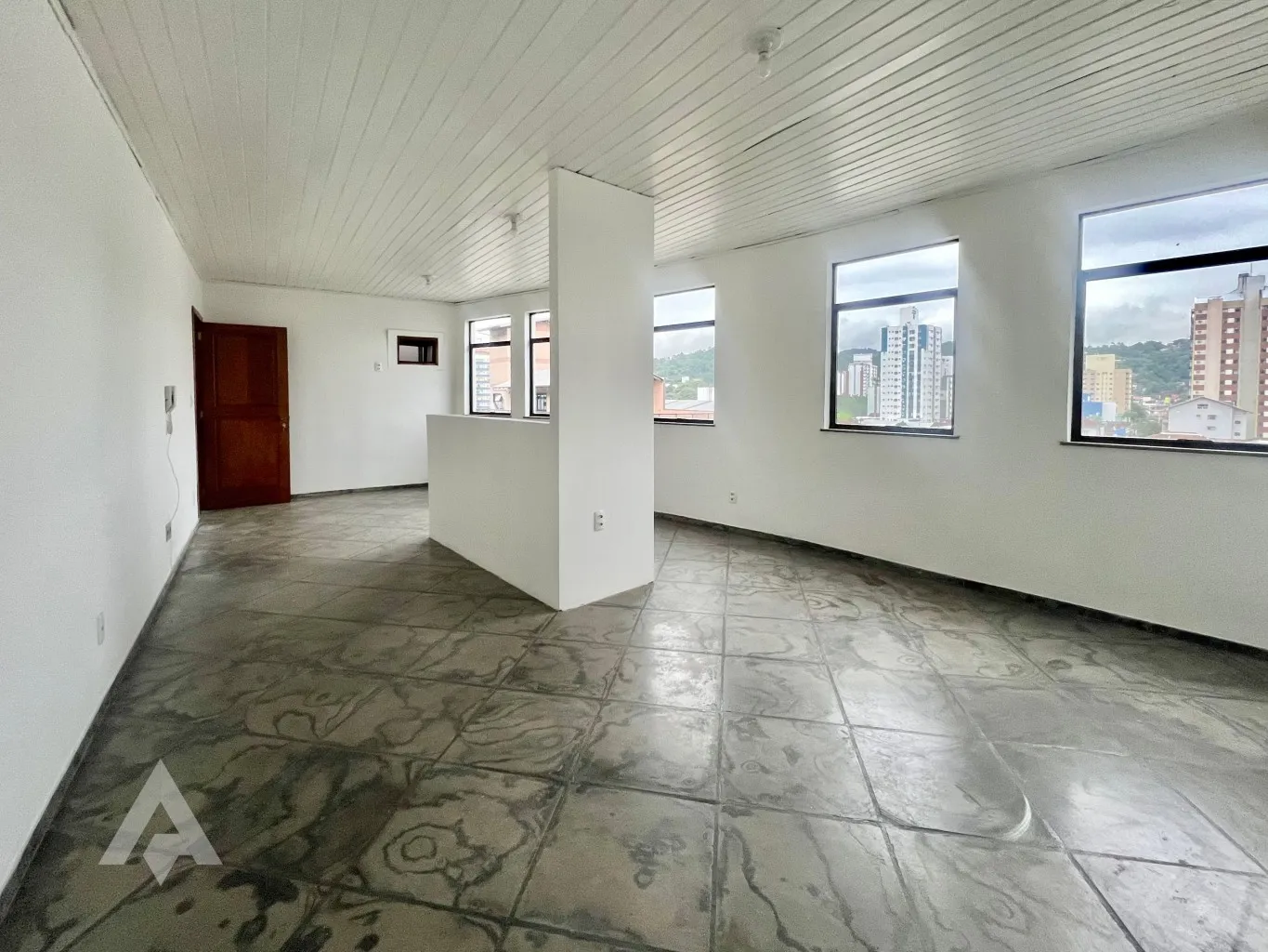 Sala Comercial de 41,42m para locação por R$ 850,00 - Bairro Victor Konder - Blumenau/SC - foto 1