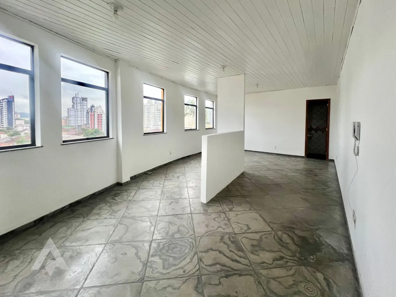 Sala Comercial de 41,42m para locação por R$ 850,00 - Bairro Victor Konder - Blumenau/SC — foto 2