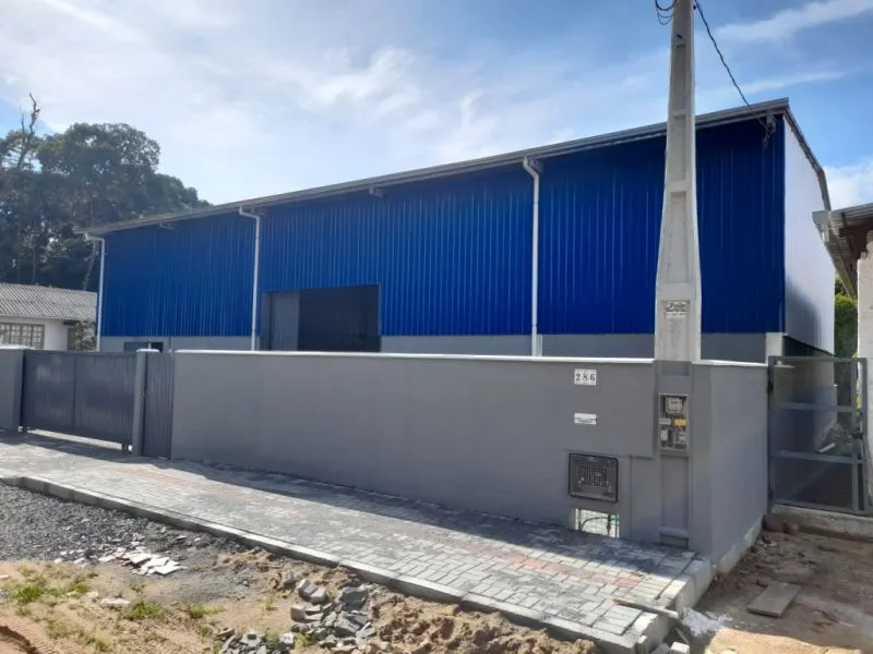 Galpão com 345m de área construída, pé direito de 6m, energia trifásica, telha sanduíche, 2 banheiros (acessível e com chuveiro), 4 vagas (até 8 gavetas), em terreno de 606m. Localização estratégica às margens da BR-470, em Indaial! - foto 1