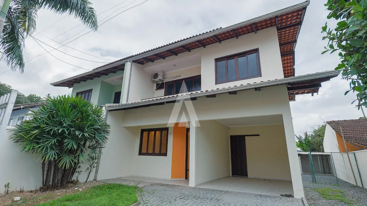 Sobrado Geminado com 1 suíte(s) mais 2 quarto(s) à venda no bairro Costa E Silva em Joinville, por R$ 750.000.00. - foto 1