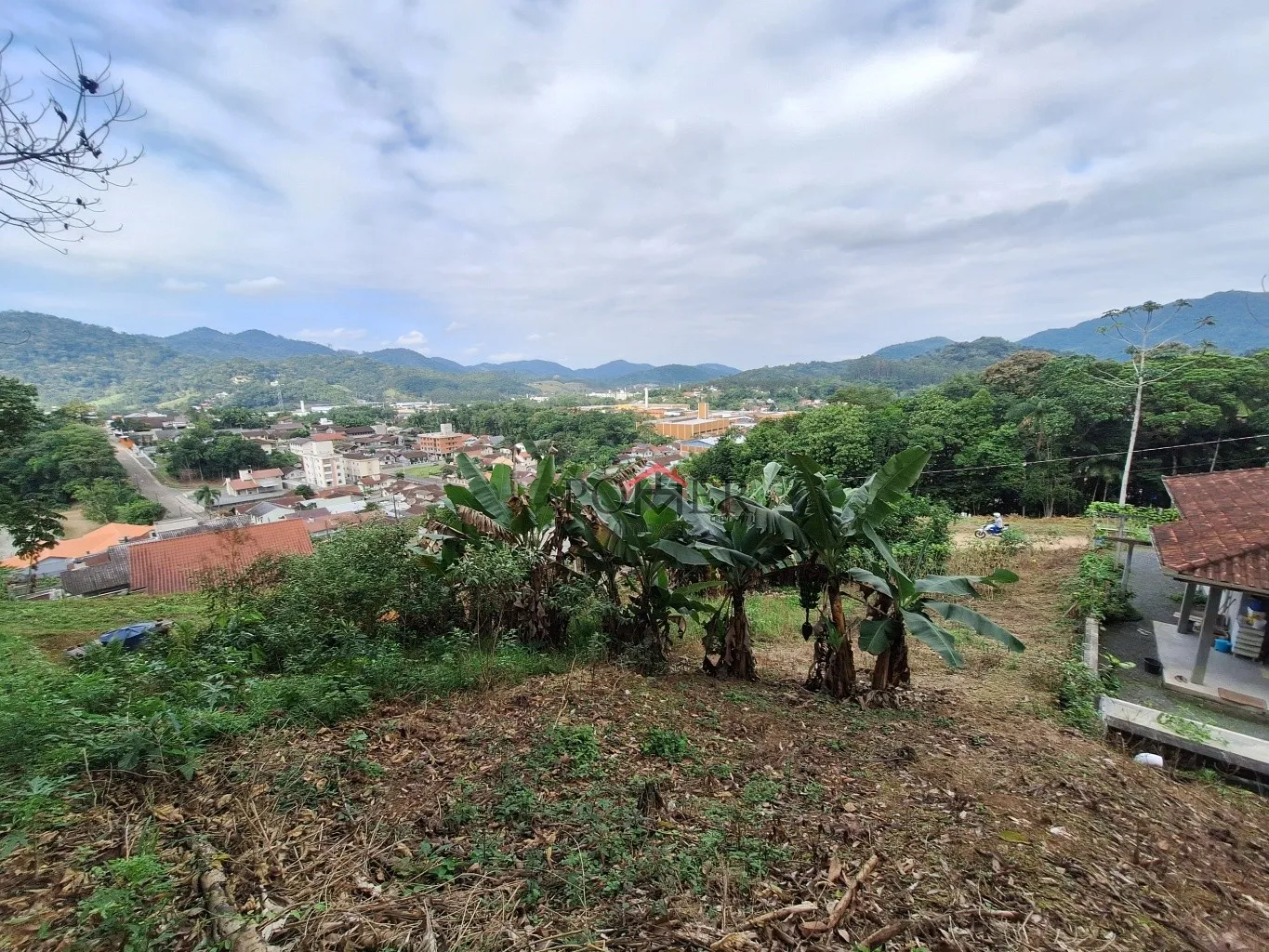 Ótima oportunidade de terreno alto no centro da Cidade de Pomerode, com linda vista da cidade, e 494,50m de área. Fazendo frente em 16,20m. — foto 2