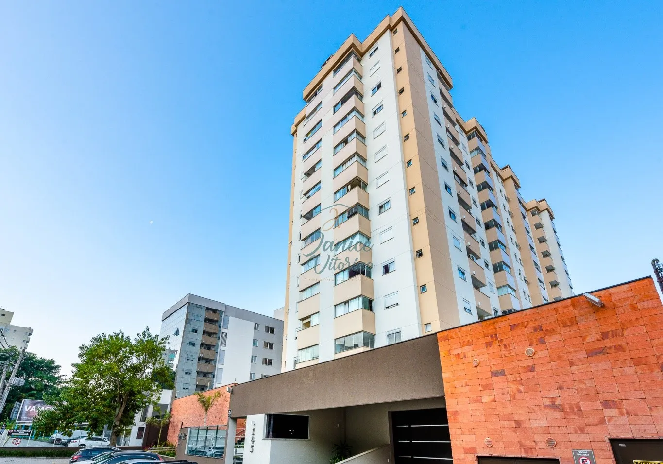 Apartamento Duas Suítes - Duas Garagens - Região Central — foto 2