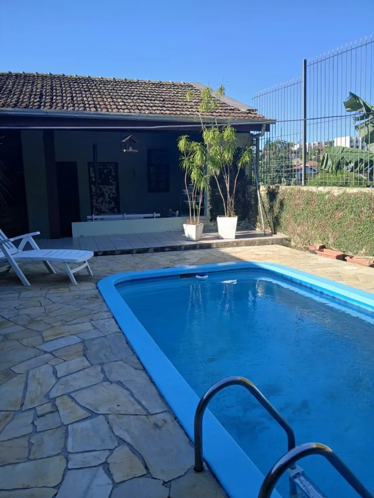 Casa com Piscina Semi Mobiliada no Bairro Fortaleza - foto 1