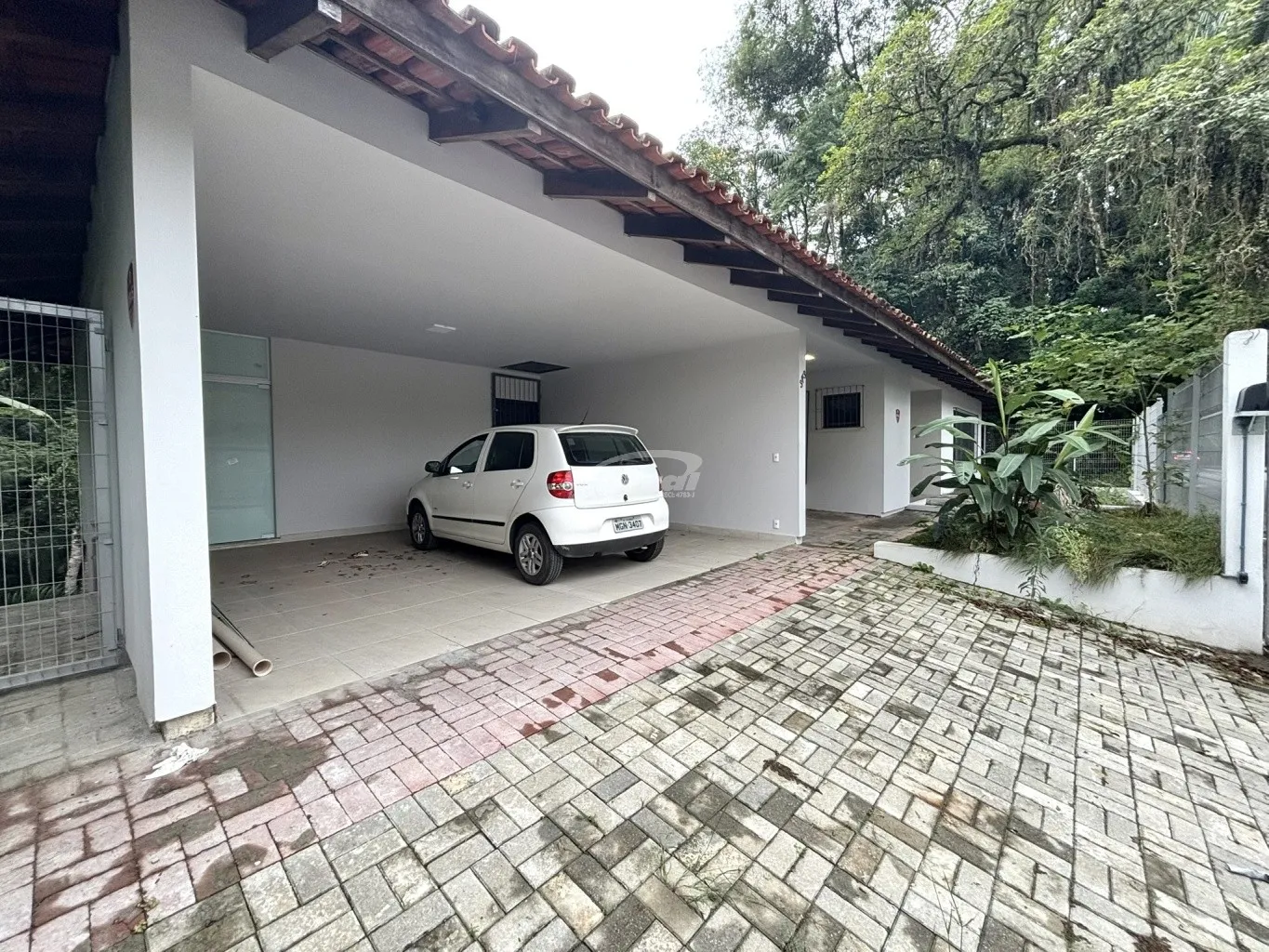 Excelente casa comercial e residencial para locação. 541m, com 15 salas, entre elas hall de entrada e recepção, 02 cozinhas, 06 banheiros e 04 vagas de garagem, sendo 02 cobertas. - foto 1