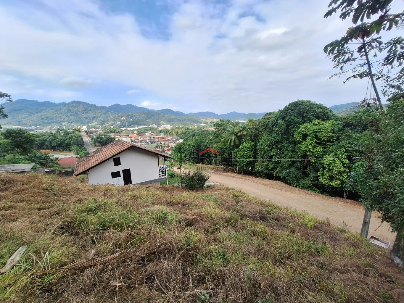 Ótima oportunidade de terreno alto no centro da Cidade de Pomerode, com linda vista da cidade, e 549,55m de área. Fazendo frente em 16,20m. - foto 1
