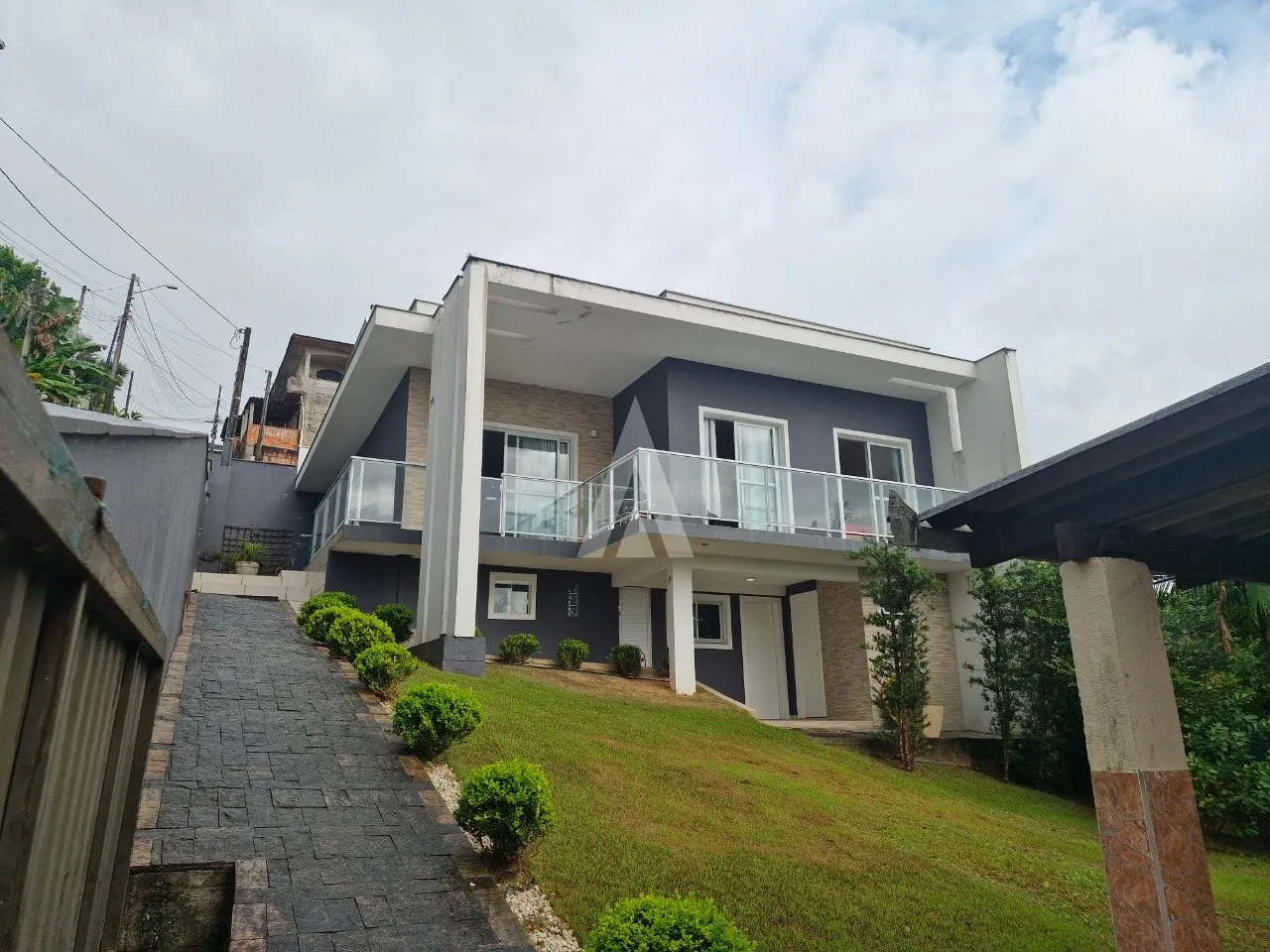 Casa com 1 suíte(s) mais 2 quarto(s) à venda no bairro Iririú em Joinville, por R$ 750.000.00. - foto 1