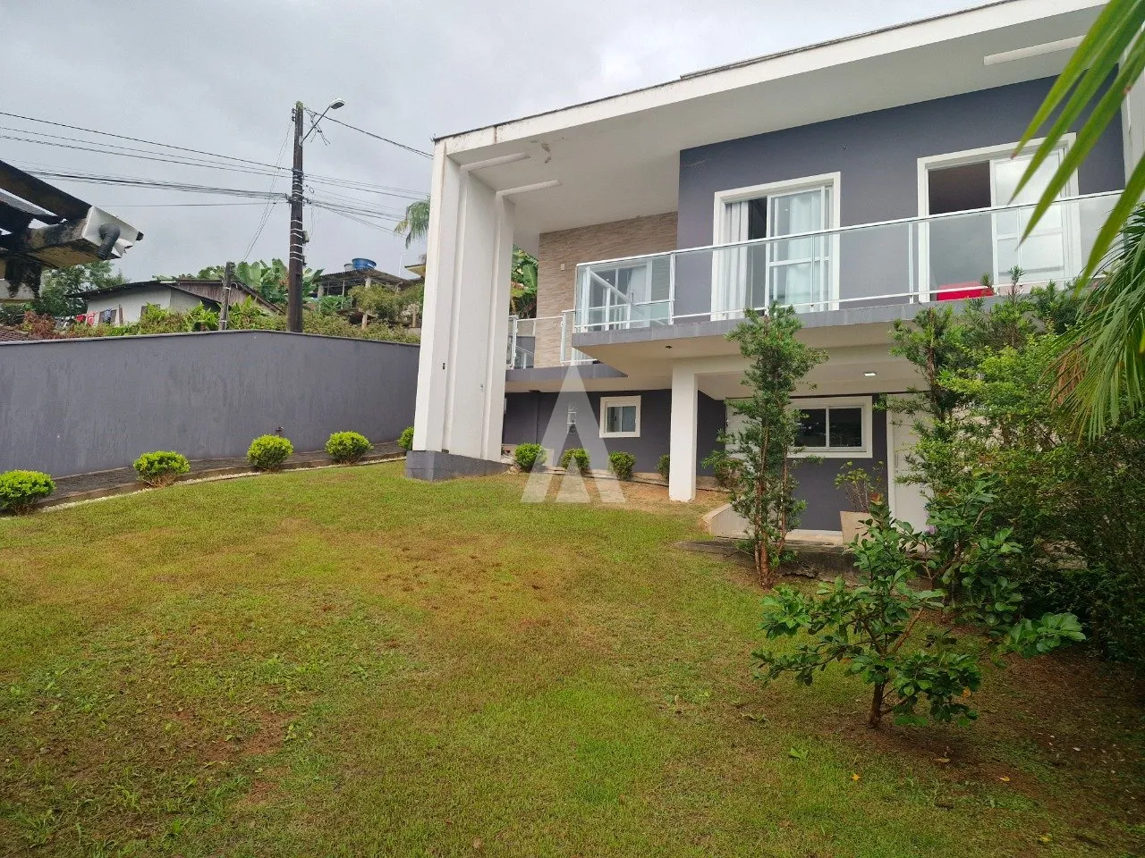 Casa com 1 suíte(s) mais 2 quarto(s) à venda no bairro Iririú em Joinville, por R$ 750.000.00. — foto 2