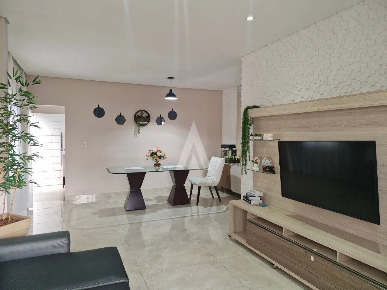 Casa com 1 suíte(s) mais 2 quarto(s) à venda no bairro Iririú em Joinville, por R$ 750.000.00. — foto 6