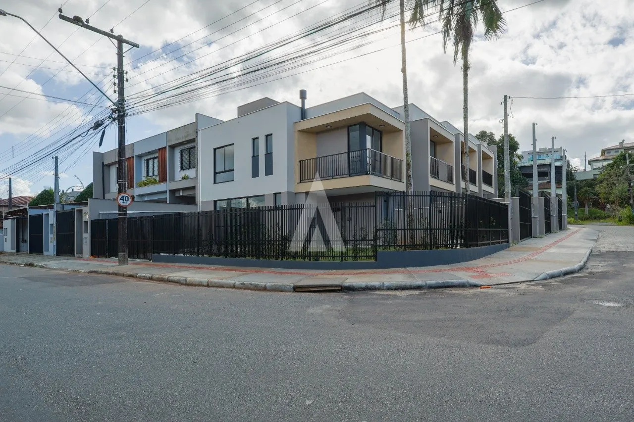 Sobrado Geminado com 2 suíte(s) à venda no bairro Bom Retiro em Joinville, por R$ 687.000.00. - foto 1