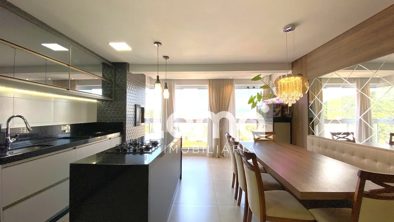 Apartamento mobiliado e equipado com 3 dormitórios, sendo 1 suíte, próximo ao centro de Blumenau. — foto 2