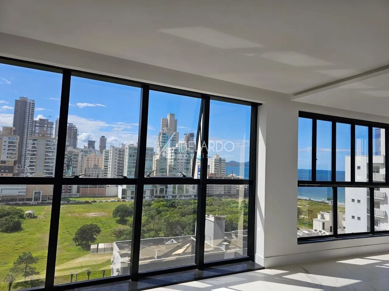 APARTAMENTO COM TRÊS SUÍTES E TRÊS VAGAS DE GARAGEM INDIVIDUAIS, QUADRA MAR - ITAPEMA/MEIA PRAIA — foto 2