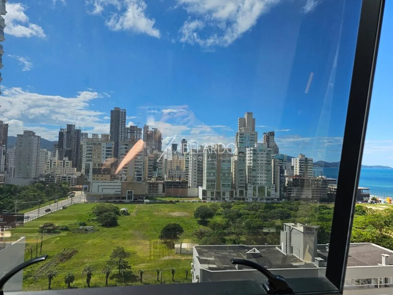 APARTAMENTO COM TRÊS SUÍTES E TRÊS VAGAS DE GARAGEM INDIVIDUAIS, QUADRA MAR - ITAPEMA/MEIA PRAIA — foto 3