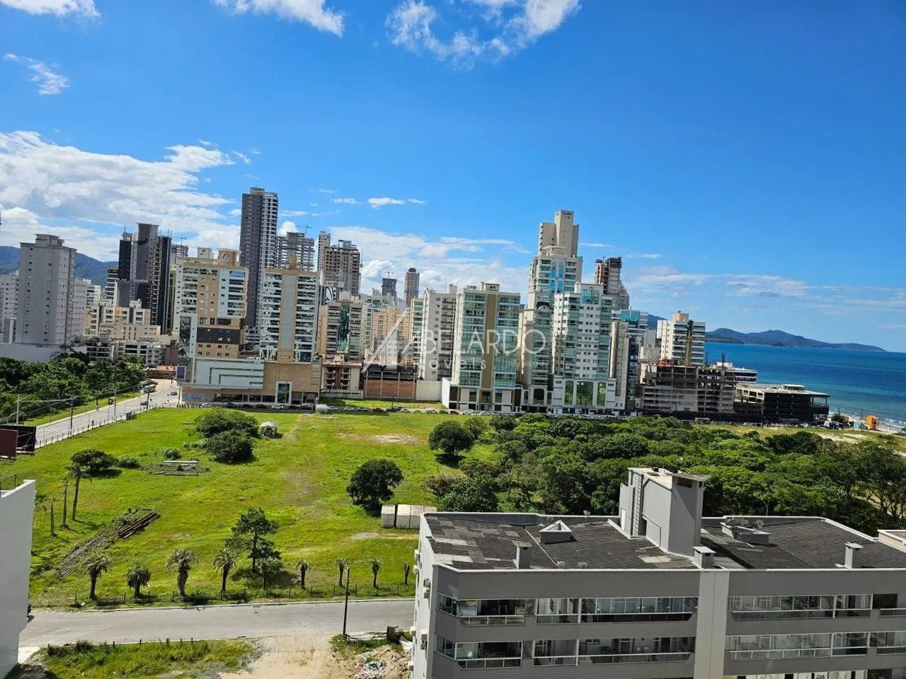 APARTAMENTO COM TRÊS SUÍTES E TRÊS VAGAS DE GARAGEM INDIVIDUAIS, QUADRA MAR - ITAPEMA/MEIA PRAIA — foto 4