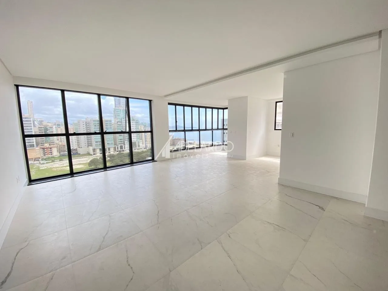 APARTAMENTO COM TRÊS SUÍTES E TRÊS VAGAS DE GARAGEM INDIVIDUAIS, QUADRA MAR - ITAPEMA/MEIA PRAIA - foto 1