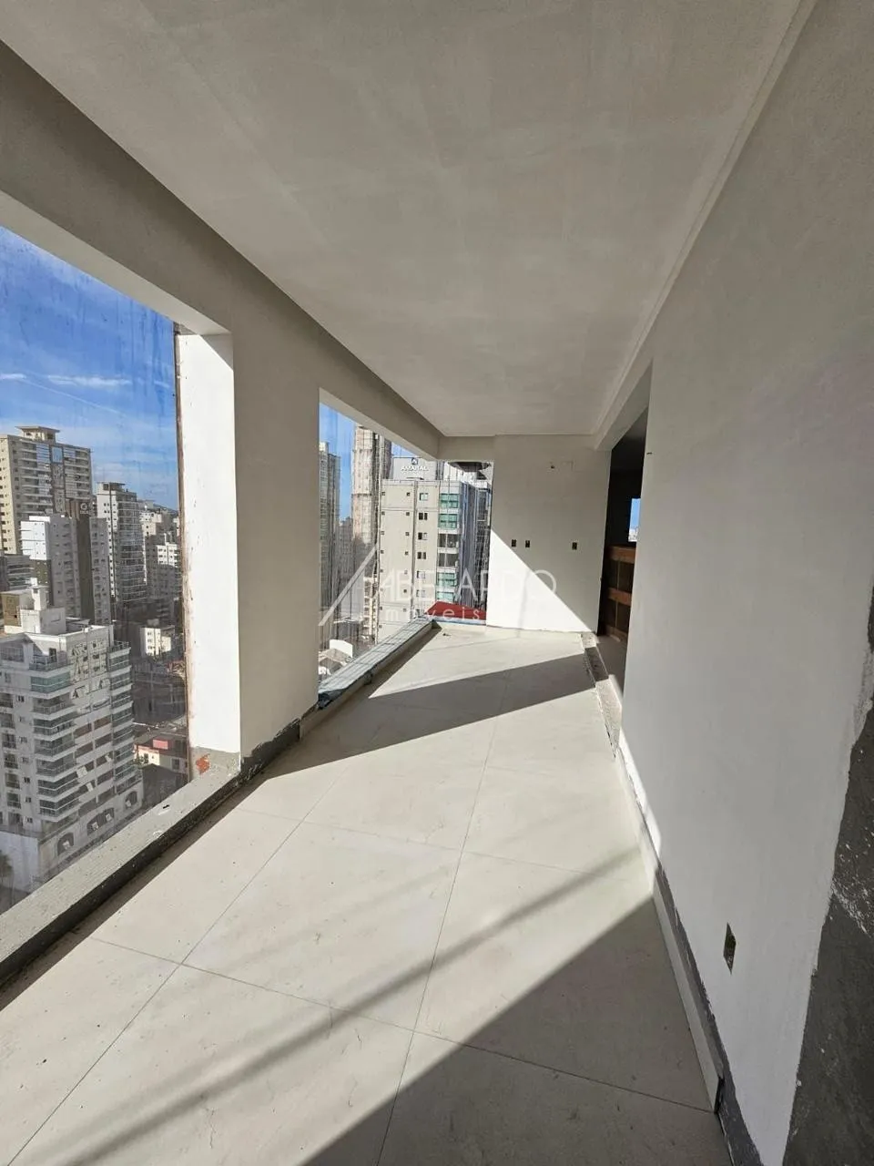 APARTAMENTO COM TRÊS SUÍTES E TRÊS VAGAS DE GARAGEM, QUADRA MAR - ITAPEMA/MEIA PRAIA — foto 7