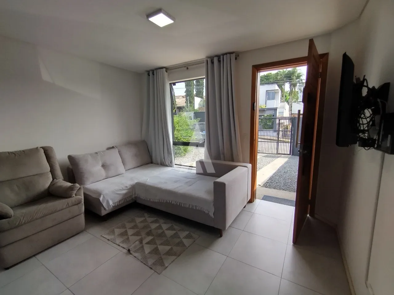 Sobrado Geminado com 3 suíte(s) à venda no bairro Costa E Silva em Joinville, por R$750.000.00. - foto 1