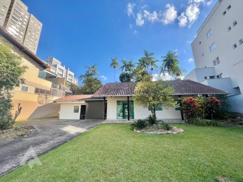 Casa à venda com amplo terreno e excelente localização no bairro Escola Agrícola! - foto 1