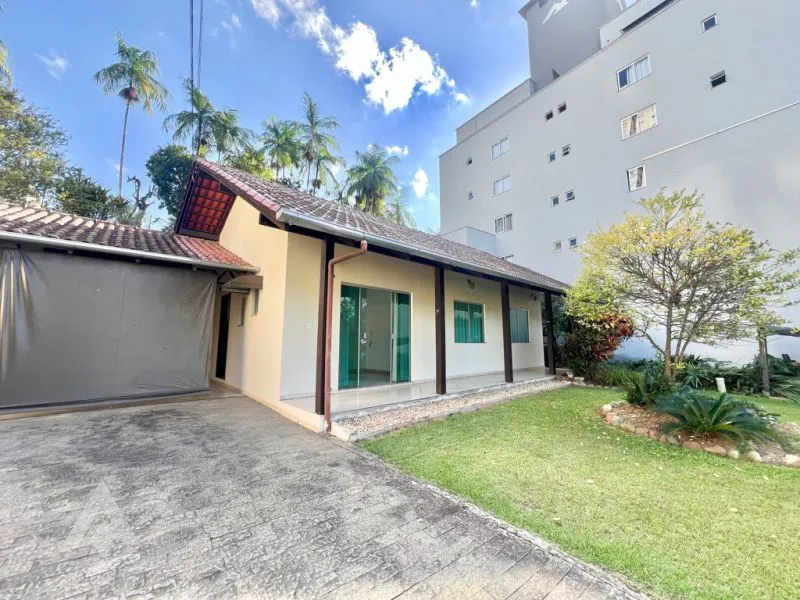 Casa à venda com amplo terreno e excelente localização no bairro Escola Agrícola! — foto 2