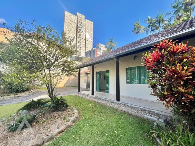 Casa à venda com amplo terreno e excelente localização no bairro Escola Agrícola! — foto 3