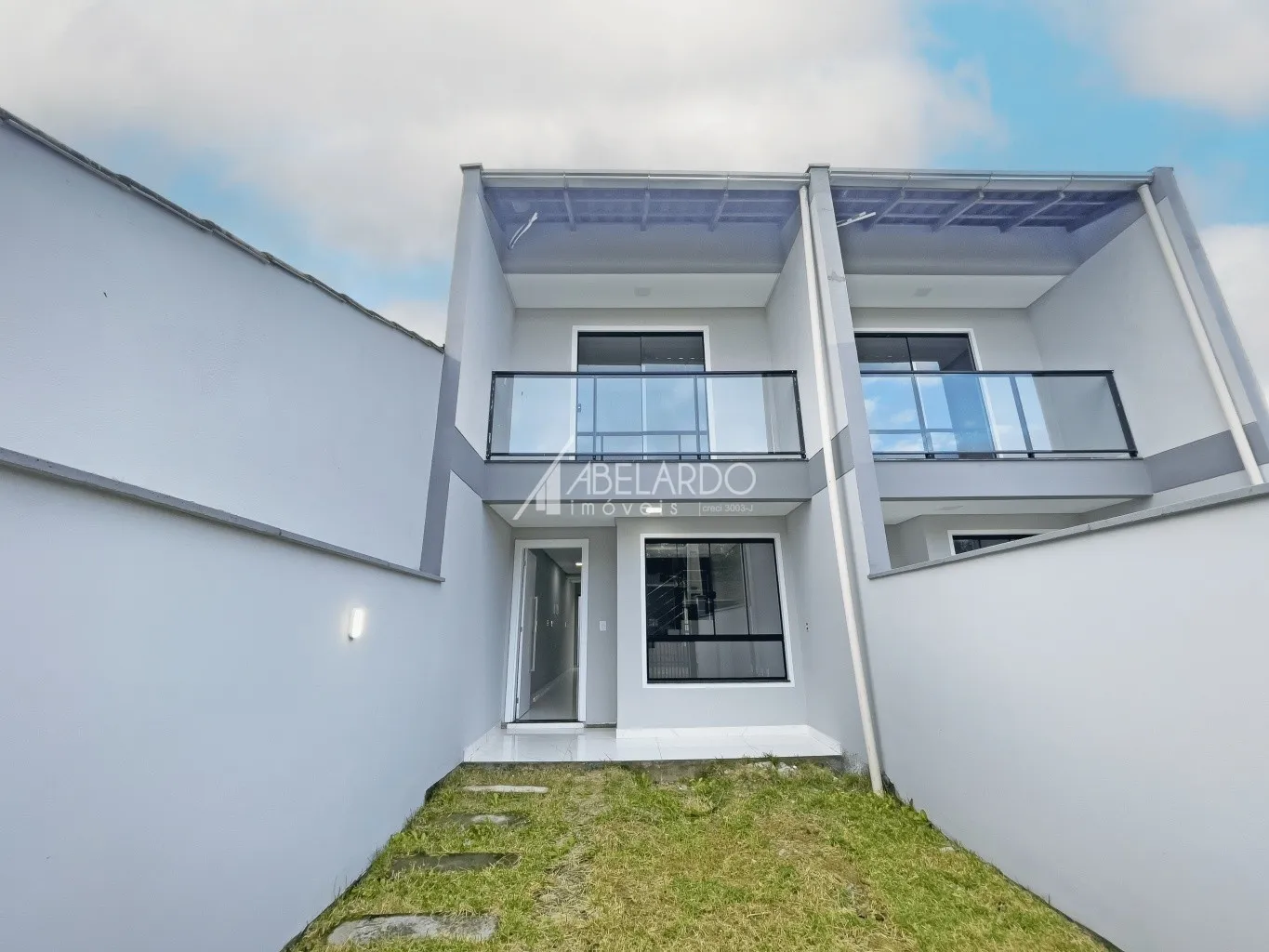 SOBRADO COM DUAS SUÍTES, DUAS VAGAS DE GARAGM E ESPAÇO NOS FUNDOS - BAIRRO PASSO MANSO - foto 1