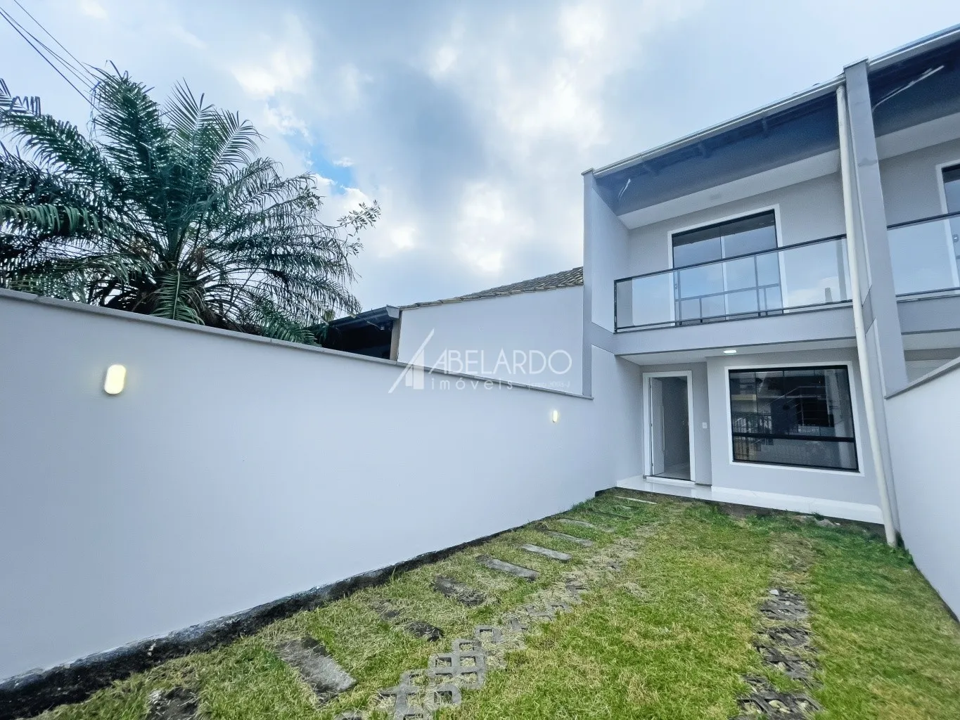 SOBRADO COM DUAS SUÍTES, DUAS VAGAS DE GARAGM E ESPAÇO NOS FUNDOS - BAIRRO PASSO MANSO — foto 2