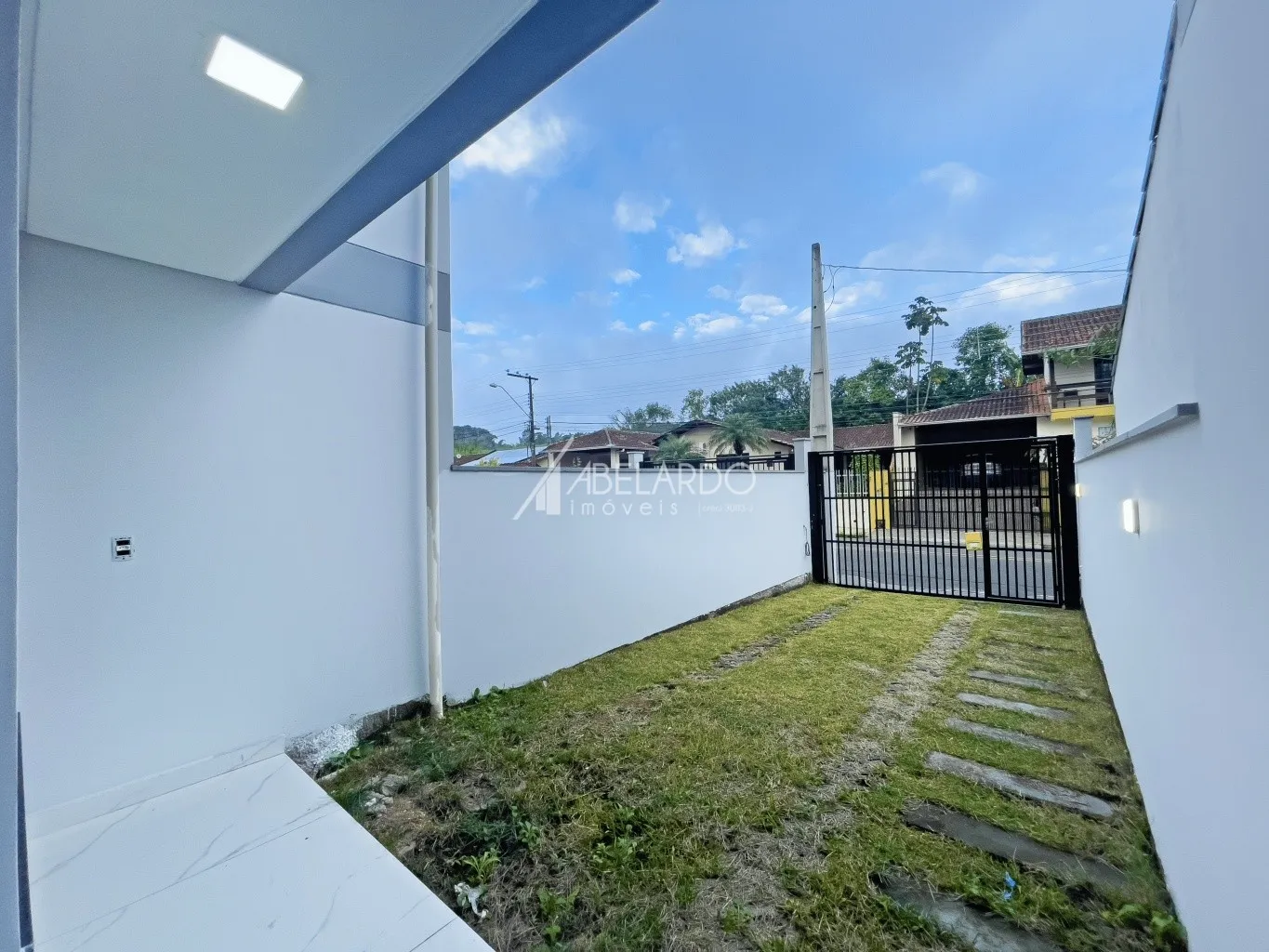 SOBRADO COM DUAS SUÍTES, DUAS VAGAS DE GARAGM E ESPAÇO NOS FUNDOS - BAIRRO PASSO MANSO — foto 3