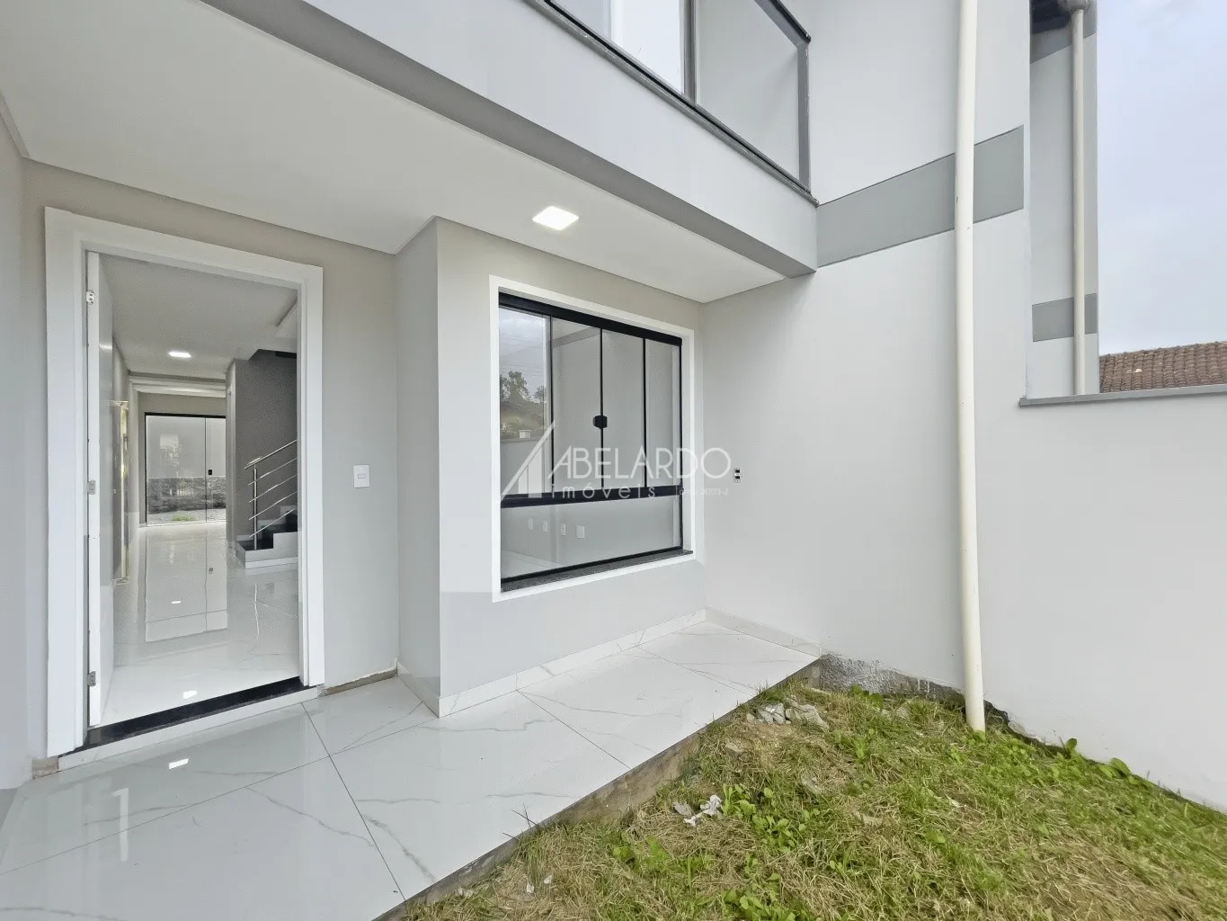 SOBRADO COM DUAS SUÍTES, DUAS VAGAS DE GARAGM E ESPAÇO NOS FUNDOS - BAIRRO PASSO MANSO — foto 4