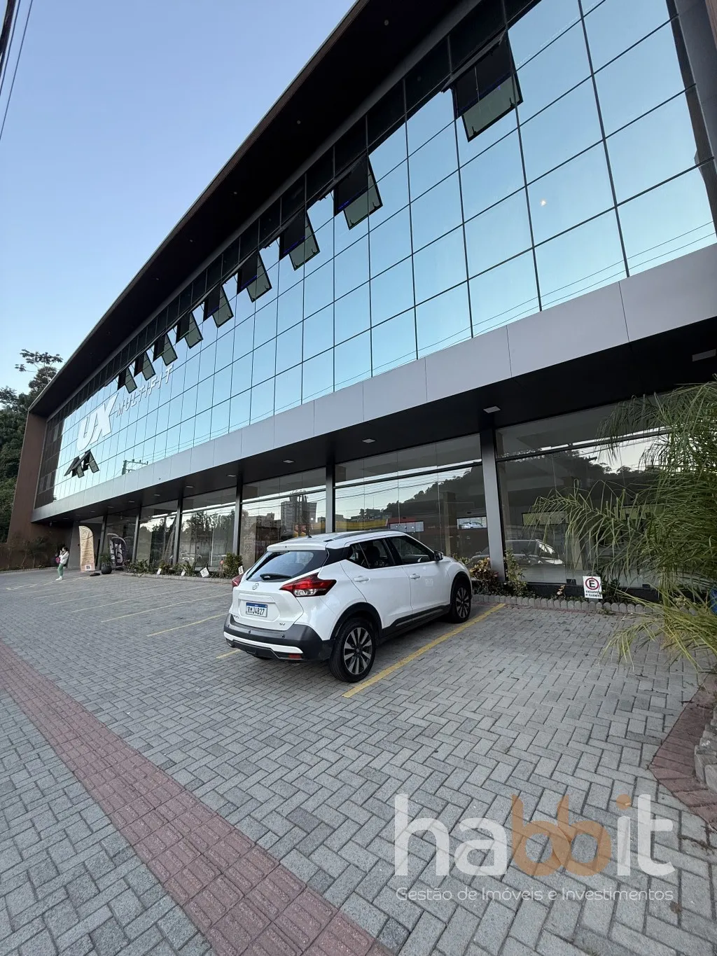 Loja comercial com 435m2 privativos com vitrine para a rua Amazonas, grande circulação de veículos e pessoas, nos 2 andares acima funciona a Academia UX onde gira muitas pessoas, prédio com 3 andares e um Rooftop, e 65 vagas rotativas para clientes. — foto 2