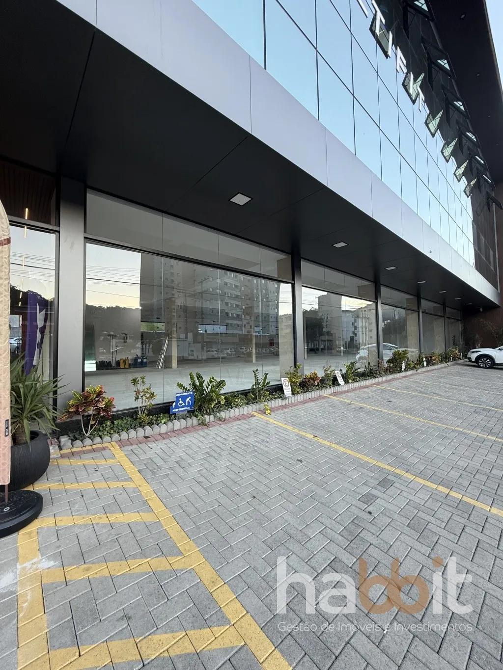 Loja comercial com 435m2 privativos com vitrine para a rua Amazonas, grande circulação de veículos e pessoas, nos 2 andares acima funciona a Academia UX onde gira muitas pessoas, prédio com 3 andares e um Rooftop, e 65 vagas rotativas para clientes. — foto 3