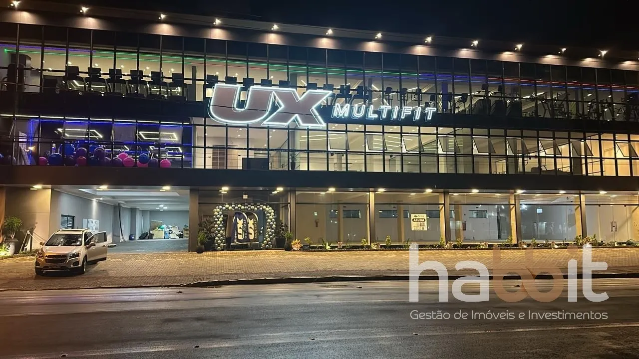 Loja comercial com 435m2 privativos com vitrine para a rua Amazonas, grande circulação de veículos e pessoas, nos 2 andares acima funciona a Academia UX onde gira muitas pessoas, prédio com 3 andares e um Rooftop, e 65 vagas rotativas para clientes. — foto 4