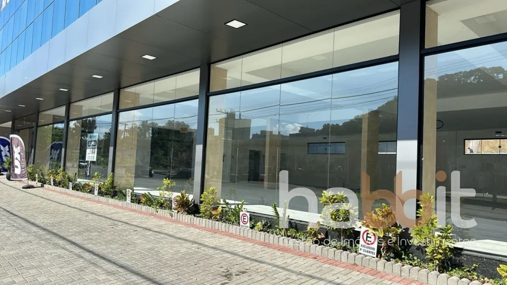 Loja comercial com 215m2 privativos com vitrine para a rua Amazonas, grande circulação de veículos e pessoas, nos 2 andares acima funciona a Academia UX onde gira muitas pessoas, prédio com 3 andares e um Rooftop, e 65 vagas rotativas para clientes. - foto 1